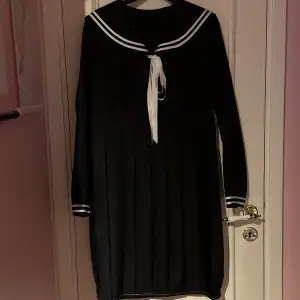 Klassisk Japansk school uniform klänning säljes. Köptes i Japan. Passar storlek S. Perfekt för cosplay etc. :)  Katter finns i hemmet.
