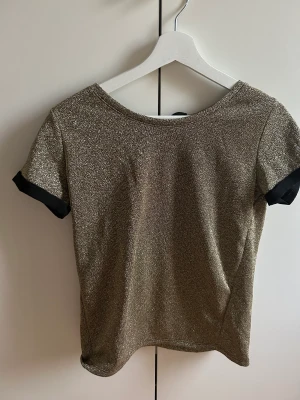 Topp - Glittrig topp som aldrig är använd.