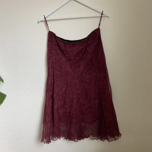 Röd mesh kjol - En vintöd mesh kjol i två lager. Det står ingen storlek i men den passar på mig som har M.