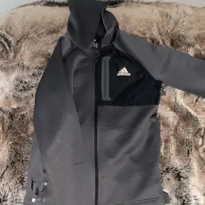 Adidas Messi Zip up,  Säljer pga för liten  Pris kan diskuteras