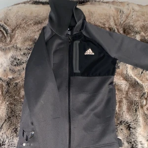 Adidas zip up - Adidas Messi Zip up,  Säljer pga för liten  Pris kan diskuteras