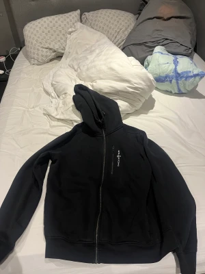 Sail racing hoodie  - Säljer min Sail racing hoodie för 300 som är i fint skick och rätt så ny. Storlek xl men passar L. Hör av dig vid frågor.t.ex mer bilder  Du står för frakten 