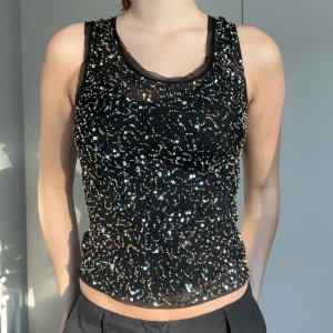 Topp - Svart topp med pärlor 💓