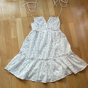 Klänning - Blommig sommar klänning. Använd 2 gånger. Jättesöt.