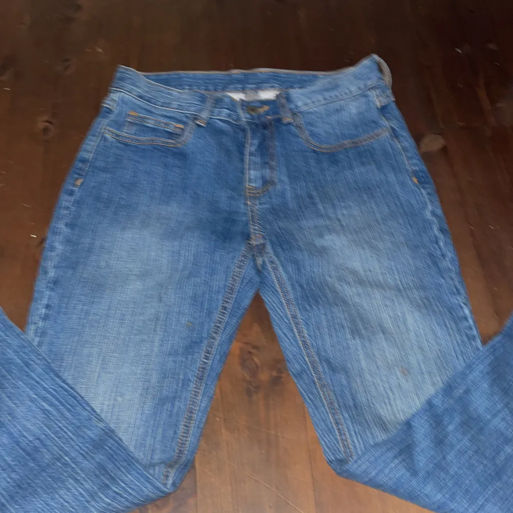 Säljer dessa snygga jeans från brandy Melville. Oanvända. Säljer pga för stora . Jeans & Byxor.