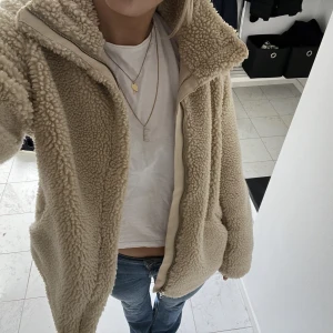 Teddy jacka - Säljer populär så fin höstjacka i teddy, så mysig och i fint skick🙏🏼 Perfekt till höst och vinter🥰 Hör av dig om du är intresserad!