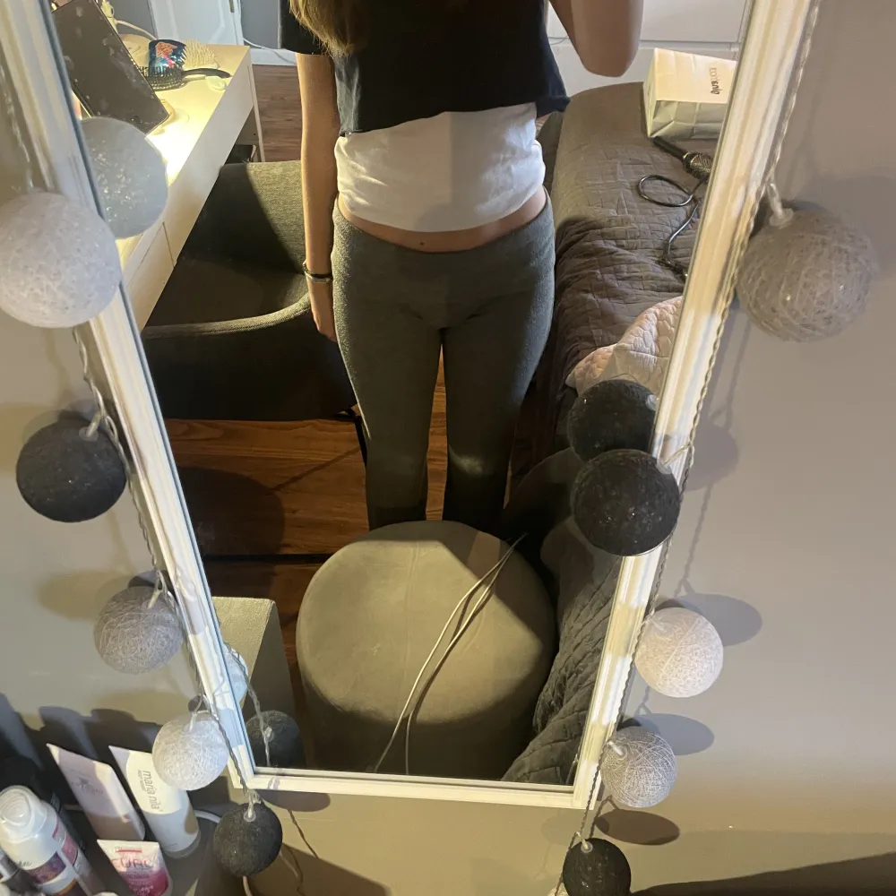 Yoga pants från Gina Tricot som tyvärr inte är så mycket till användning. Pågrund att längden är lite för långa men det är iaf i storlek 156/162 men passar en xs/s. Är också 156 därför e dem lite långa. Bra kvalitet endast lite noppriga!💕50kr+frakt. Jeans & Byxor.