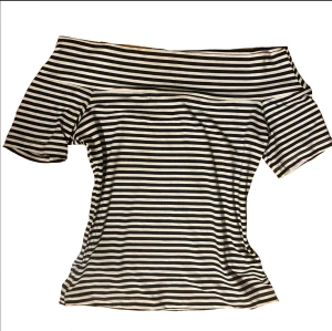 Randig offshoulder - Jätte söt offshoulder t-shirt🩷 skriv vid fler frågor‼️