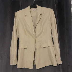 Gina tricot kavaj - En kavaj från Gina tricot som ej kommer till användning. Sparsamt använd 