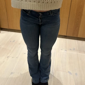 Bootcut jeans  - Blå bootcut jeans från Dr denim i storlek M, längd 32. Stretchigt material.