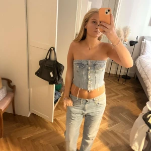 Korsett topp - Jeans korsett! Super fin jeans korsett från zara! Storlek M💕 använd en gång. 200kr 