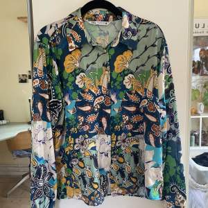 Zara mönstrad skjorta i silkes-aktigt material, endast använd 3 gånger :)