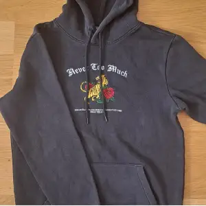 Fin svart hoodie med tryck. Storlek XS. Köpt på HM och använd en del men inga defekter. Använd gärna köp nu, kontakta vid frågor eller fler bilder!!<3