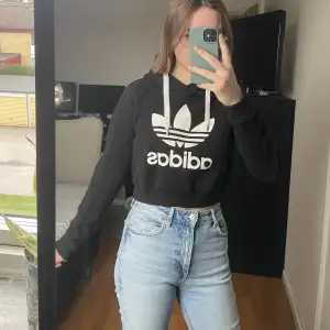 Adidas croppad hoodie i storlek 36. Använt skick.