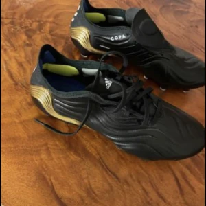 Adidas copa - Helt nya adidas copa skor, endast provade - storlek 43 men passar även 42 (nypris 3000) 