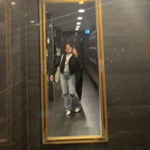 Slitna gina jenas - Blåa jeans från Gina Tricot i modellen ”90s”. Storlek 38. Normal längd i dessa.