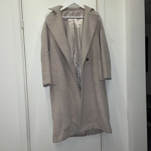 Beige kappa - Jättefin beige kappa, den ser lite mer grå ut på bilden🫶🏻