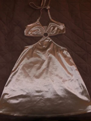 Klänning  - Jätte söt klänning i färgen beige sitter så himla på kroppen har storlek S , använd en gång bara