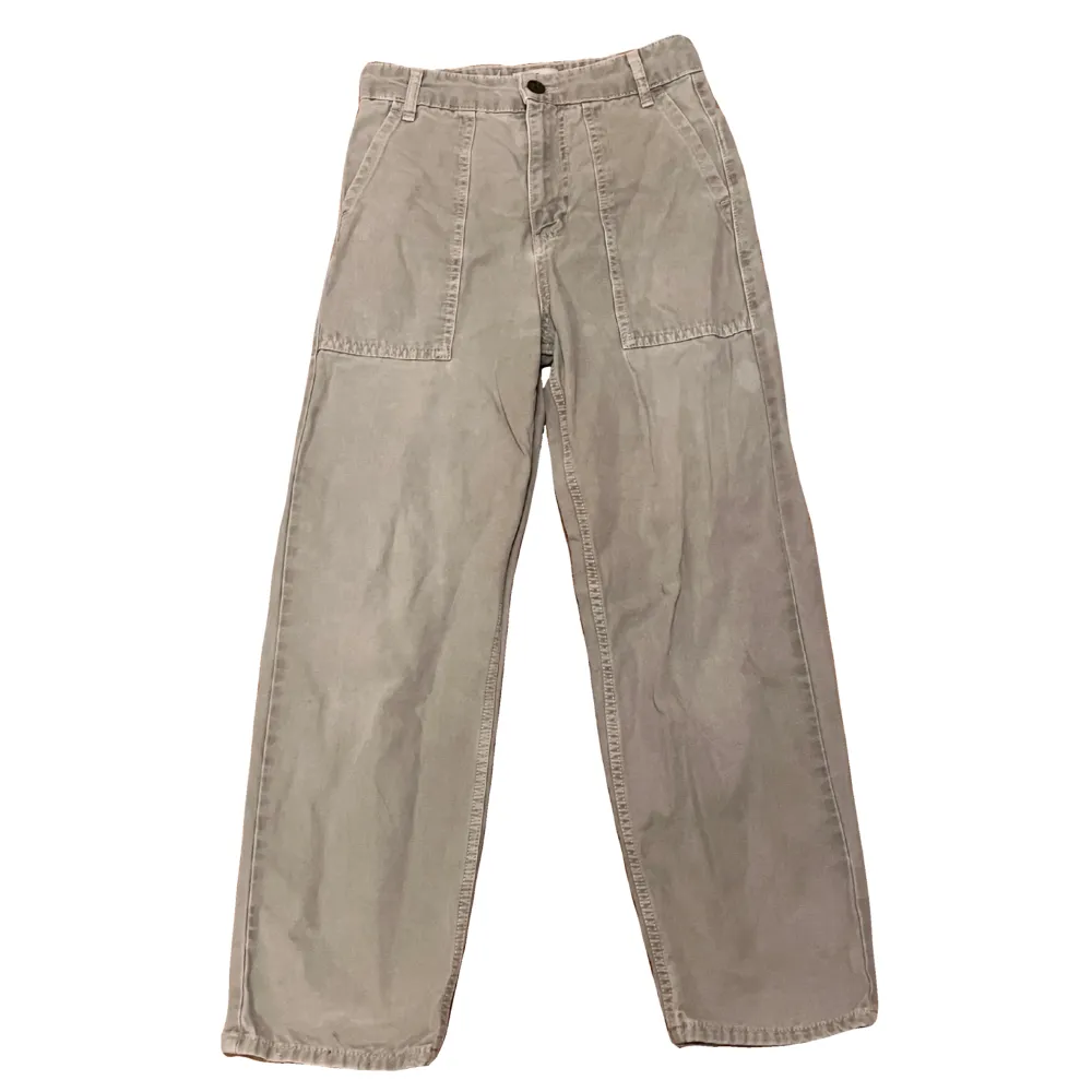 Cargo jeans i en ljusgrön färg! De var för stora u midjan så jag klippte hål igenom dom men det syns inte från utsidan! 💛. Jeans & Byxor.