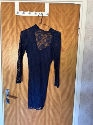 Klänning  - Mörkblå klänning, storlek small