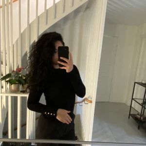 Bondelid tröja - Säljer min jättefina Bondelid tröja med vackra guldknappar på vardera ärm. Letar ny ägare då den endast är använd 1 gång tyvärr. Verkligen elegant tröja, hör av dig vid intresse och för mer info🐆🕰️🤎