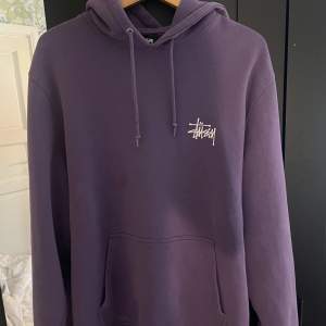 Tja!  Säljer nu min lila Stüssy hoodie i storlek L  Tröjan är i användt men fint skick!