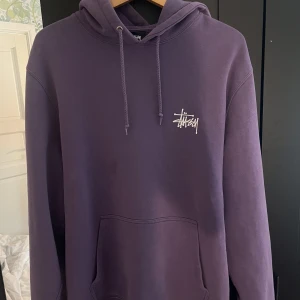 Stüssy Hoodie - Tja!  Säljer nu min lila Stüssy hoodie i storlek L  Tröjan är i användt men fint skick!