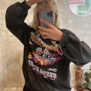 Cool sweatshirt - Säljer en jättefin sweatshirt med coolt tryck, nyskick, otroligt skön och mjuk tyg, XS oversized 