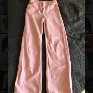 Jag säljer mina rosa jeans från Monki då de inte passar längre. Bra längd på mig som är 170 cm. Endast användt några gånger så fortfarande bra skick! Hör av er om ni har några frågor 💛