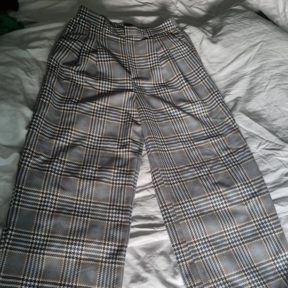 Nya kostymbyxor från gina tricot i storlek 38. De är större i storleken så passar inte mig. Har ett blå och grå mönster. Oanvända.. Jeans & Byxor.