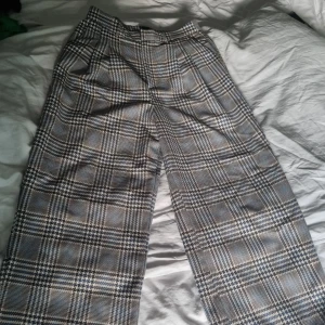 Kostymbyxor - Nya kostymbyxor från gina tricot i storlek 38. De är större i storleken så passar inte mig. Har ett blå och grå mönster. Oanvända.