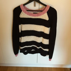 Stickad tröja  - Från Kappahl lite nopprig men i bra skick. Ganska använd