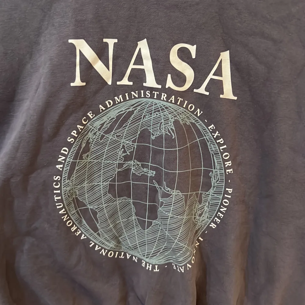 En mjuk NASA tröja från h&m 🌼Lappen på den säger att storleken är L men den passar lite mer som M. . Hoodies.