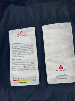 Jacka svart med pälskrage av räv st 42 IT / 36 EU - Dena jacka har en avtagbar pälskrage av räv, dold knäppning framtill, framfickor och en logo på vänster arm. Kragen är designad med äkta päls och kan enkelt tas bort 