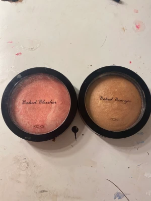 Blush och bronser från kicks - Säljer nu detta, då de inte kommer till användning. Då jag köpt nytt smink. Sparsamt använda. Nypris st 160kr, man kan köpa de tillsammans eller försig. Pris om man köper båda 100kr + frakt, försig 60kr/st. Kontakta mig om ni är intresserade🪩🙌🩷