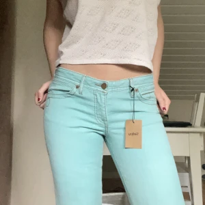 Lågmidjade jeans - Säljer dessa skitcoola jeans från Sellpy som är i superbra skick!! Jättesnygga fickor!! Aldrig använt själv. Skriv om ni är intresserade!! Startar en budgivning om många blir intresserade💓💓