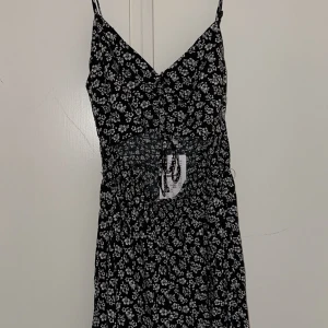 Jumpsuit - Jumpsuit som går till lite ovanför knäna. Aldrig använd och prislapp kvar.  Ny pris: 199kr