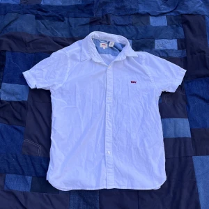 Levis skjorta - Perfekt för sommaren, går aldrig fel med en vit skjorta! Dm vid frågor:)