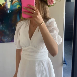 Klänning  - Säljer denna klänning då den tyvärr inte kommer till användning. Använd 2 gånger. 