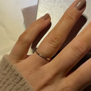 Kantig ring silver  - ⭐️Säljer mycket smycken nu då jag har för mycket och rensar, så bara att skriva vid frågor eller behov av fler bilder🤍✨🌟Paketpris vid köp av flera smycken/plagg.