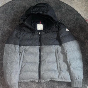 Moncler jacka  - Säljer nu denna riktigt sköna vinter jackan från moncler. Storlek 4 och passar mellan M/L. Perfekt nu inför vintern och endast för 2999
