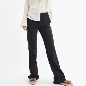 InWear kostymbyxor  - Säljer ett par svarta flare kostymbyxor från InWear i storlek 34! Tyvärr lite korta för mig som är 176. Nypris är 1100. ❤️