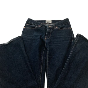 lågmidjade jeans - super fina jeans ifrån jeans bolaget, har blivit använda ett antal gånger men har då blivit för små för mig. lite små trådar som hänger ut längst ner på byxorna<3