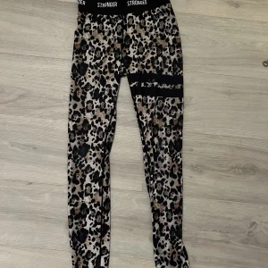 Träningstights - Skit fina träningstights från Stronger. Inte använda så många gånger. 