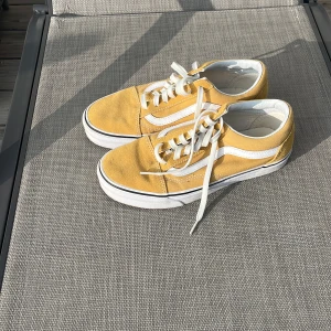 Gula vans - Riktigt snygga vans i en fin, höstig gul färg! Skorna är i princip i nyskick. Säljer då de inte kommer till användning!