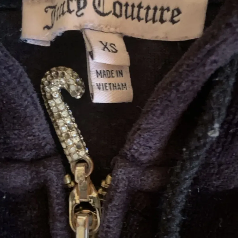 Super snygg Juicy Couture tröja! Några pärlor har lossnat på ”J” som man kan se på andra bilden💕Storlek XS, 399kr+frakt!💕. Hoodies.