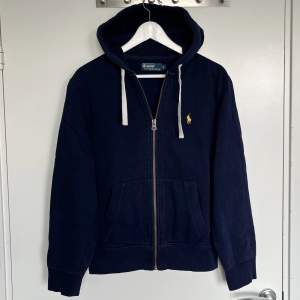 Ralph Lauren Dark Blue Hoodie. Size S. In very good condition without defects. Very comfortable and cool looking. Retail price is around 1800 kr. Write for more questions and dimensions🖤