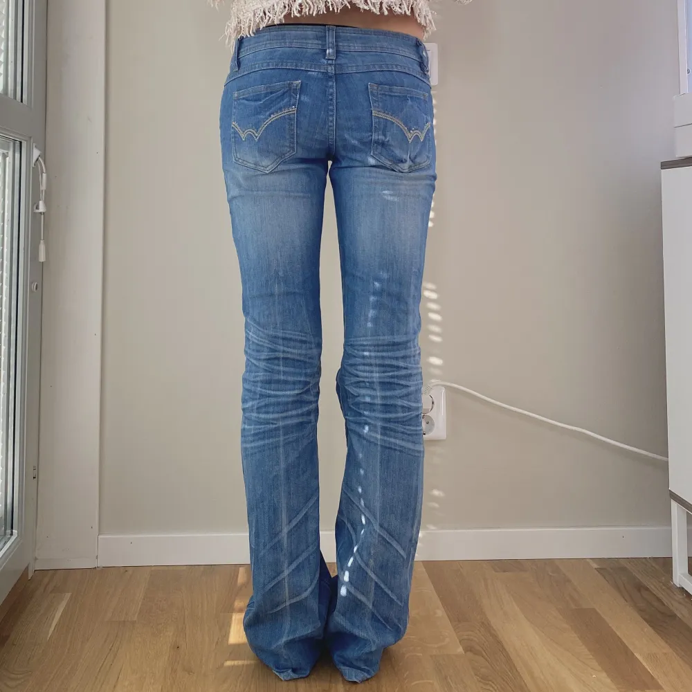 Assnygga lowwaist jeans med perfekt utsvängda ben!! Ska vara små stenar på bland annat fickorna, men de flesta har lossnat🪩 SKITCOOLA ändå!!! Jättefina detaljer och perfekt färg/tvätt. Jeans & Byxor.