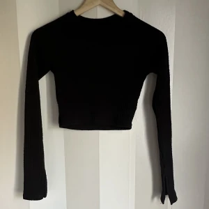 gina topp - topp ifrån gina tricot. ribbad och liten slits långt ner på ärmarna. 