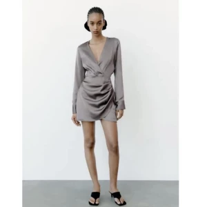 Zara klänning - Säljer min satinklänning från zara då den aldrig kom till användning för jag hittade en annan klänning jag ville ha vid samma tillfälle🤍priset är inte spikat🤍